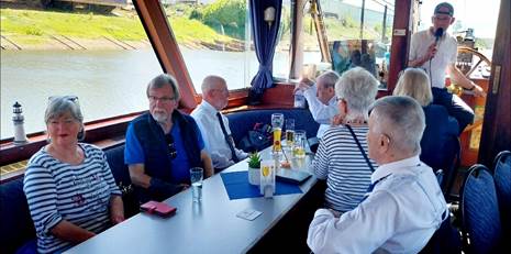 Ein Bild, das Kleidung, Person, Mann, Menschen enthält.
KI-generierte Inhalte können fehlerhaft sein.