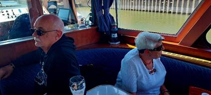 Ein Bild, das Person, Kleidung, Mann, Brille enth�lt.

KI-generierte Inhalte k�nnen fehlerhaft sein.